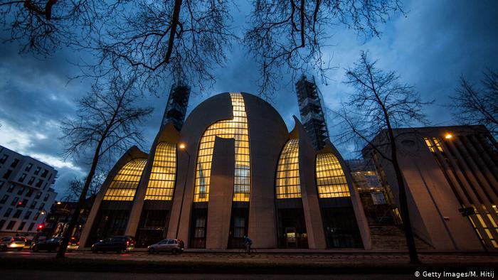 The mosque at night (photo: Getty Images/M. Hiti)