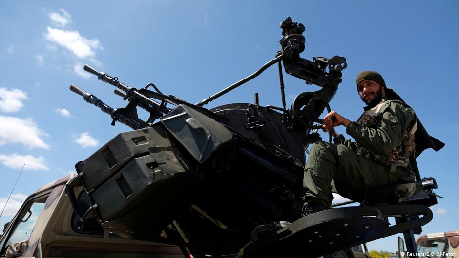 Milizionär der  "Libyschen Nationalarmee" (LNA), die von General Khalifa Haftar befehligt wird, auf dem Vormarsch von Bengasi nach Tripolis am 7. April 2019; Foto: Reuters/E.O. Al-Fetori