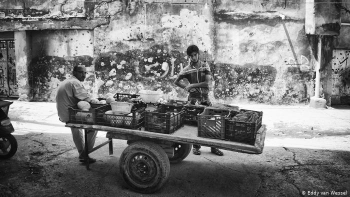 باعة متجولون في حي اليهود في الموصل - العراق.  (photo: Eddy van Wessel)