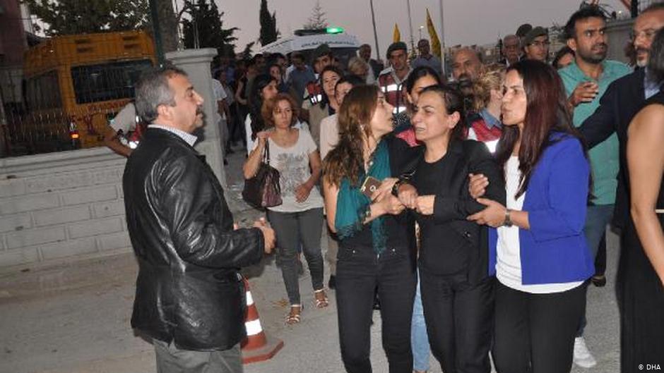 Burial of HDP politician Aysel Tuglukʹs mother, Hatun Tugluk (photo: DHA) 