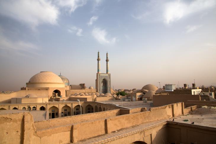 الفجر في يَزد في إيران. يطلُّ مسجد الجامع على المدينة القديمة. مثال جميل عن العمارة الإسلامية الفارسية ويعود تاريخه إلى ما يقارب الألف عام، ويتميز بالمئذنة الأطول في البلد.