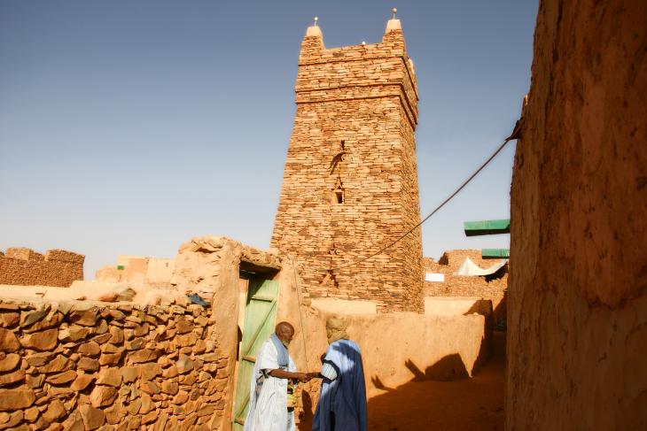 مسجد شنقيط، الذي يعود تاريخه إلى القرن الثالث عشر، هو واحد من المعالم القليلة التي لا تزال سليمة في المدينة، يقع في الصحراء في شمال موريتانيا. مبني بالحجر الجاف (أي بتكديس الحجارة فوق بعضها من دون استعمال مواد أخرى) والطين. مكان غامض...في نهاية العالم.