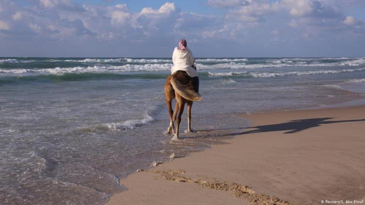 Suad Dawood reitet am Strand von Gaza City; Foto: Reuters/Samar Abo Elouf