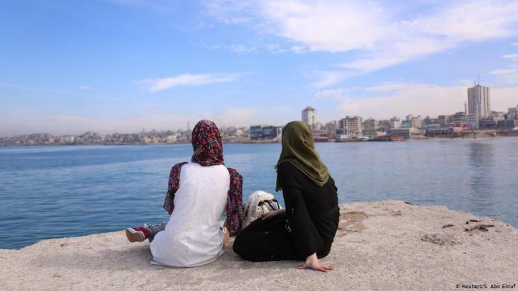 Sara Abu Taqea (r.), die in der Entbindungsstation des Gaza-Krankenhauses Al-Ahli arbeitet, und ihre Freundin blicken auf den Hafen von Gaza City; Foto: Reuters/Samar Abo Elouf