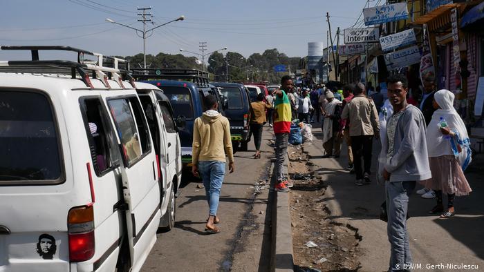 A street jammed with minibuses (photo: DW/Maria Gerth-Niculescu)