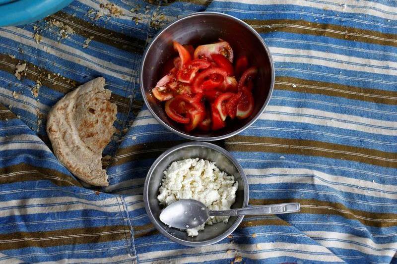 Fladenbrot, Tomaten und Ziegenkäse auf einer Nomadendecke; Foto: Reuters/Osman Orsal 