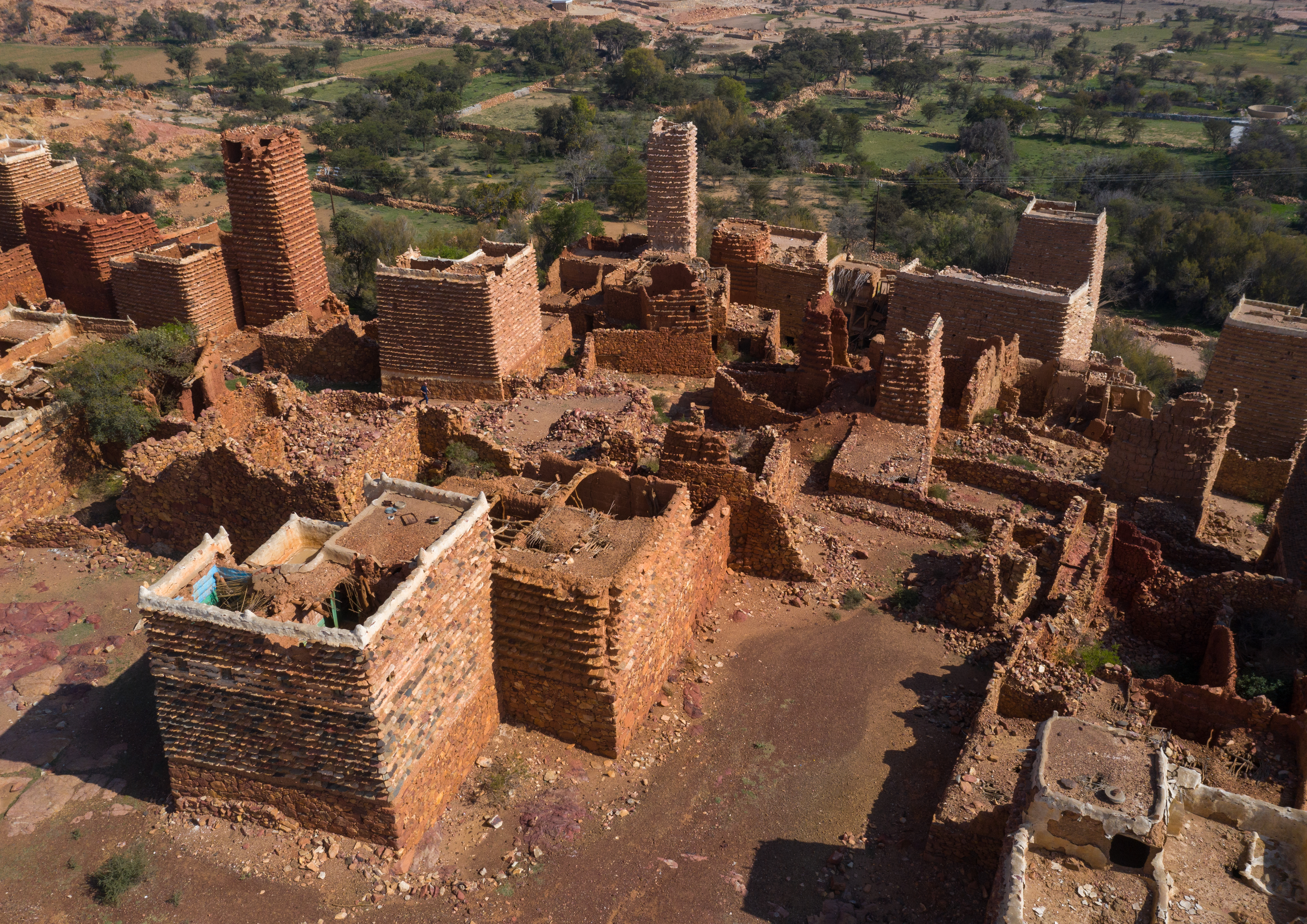 Ruined old buildings in a village in Asir province, Saudi Arabia (photo: Eric Lafforgue)