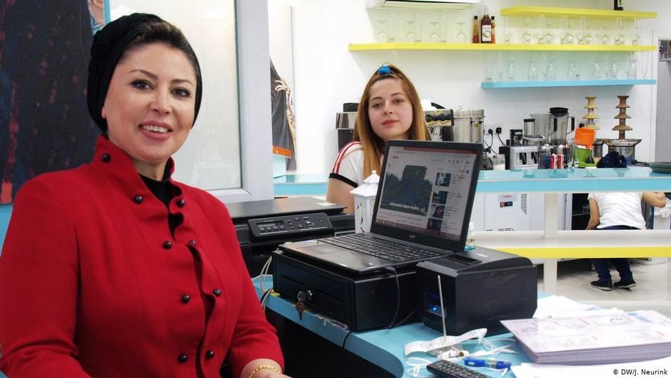 Adra Adel-Abid und ihre Tochter Mays im Café "La Femme" in Bagdad, Irak; Foto: DW/Judit Neurink