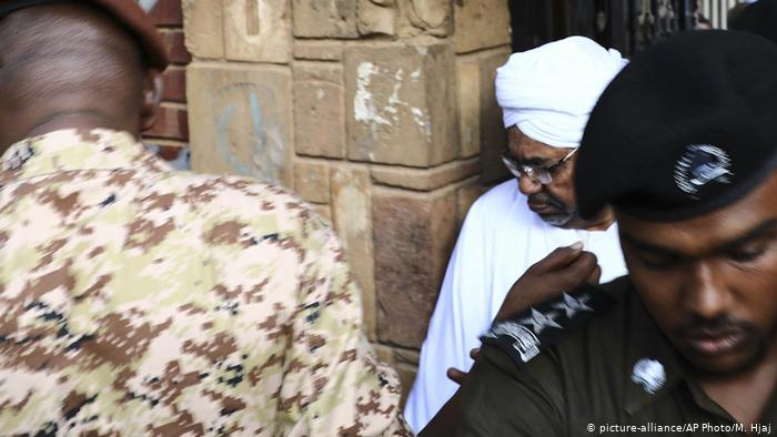 Bashir surrounded by security forces (photo: picture-alliance/AP Photo/M. Hjaj)