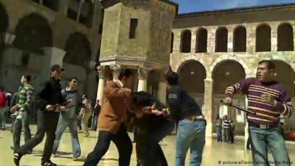 Syrian secret service operatives arresting anti-government demonstrators in Damascus in 2011 (photo: picture-alliance/abaca)