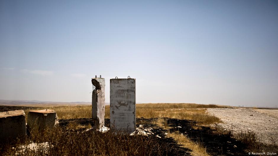 Concrete blast walls in an open area once used by the Israeli military near Rahat, southern Israel (photo: Reuters/R. Zvulun)