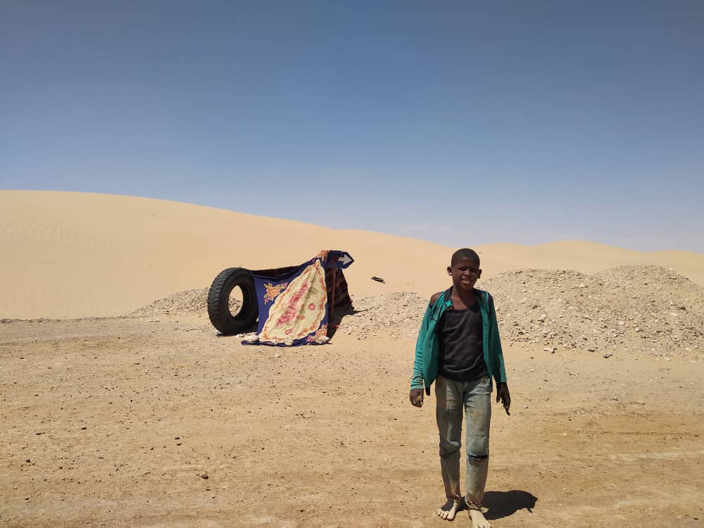 Saeed’s makeshift shelter, which protects him from the heat while working on the road (photo: Ahmed Nagi)