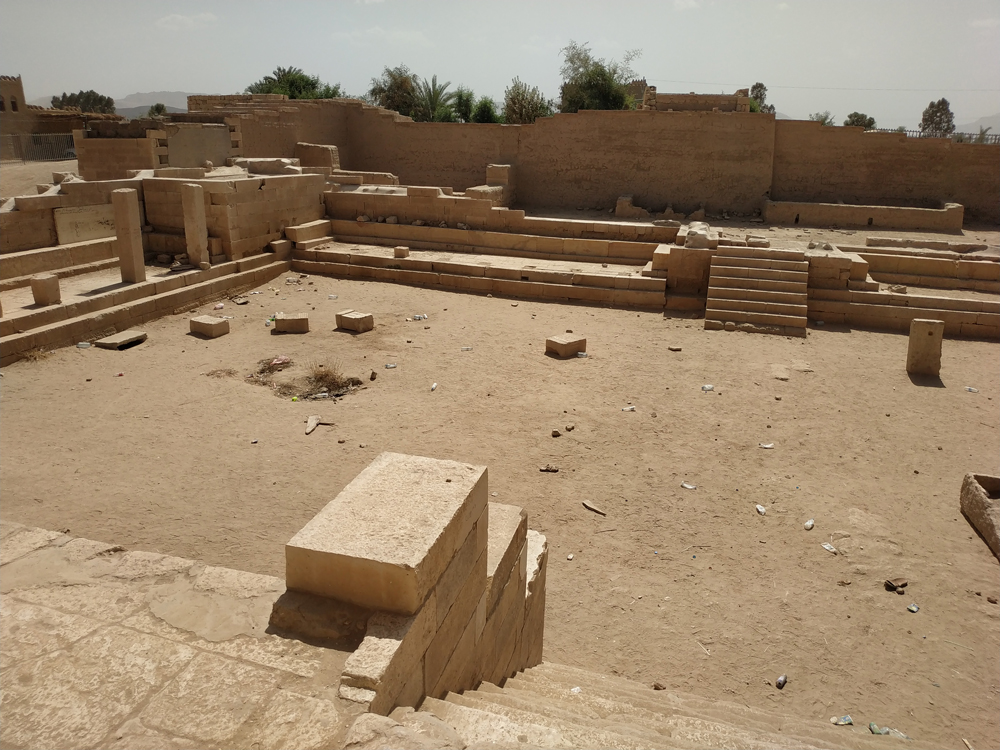 The throne of the Queen of Sheba littered with trash and other debris (photo: Ahmed Nagi)