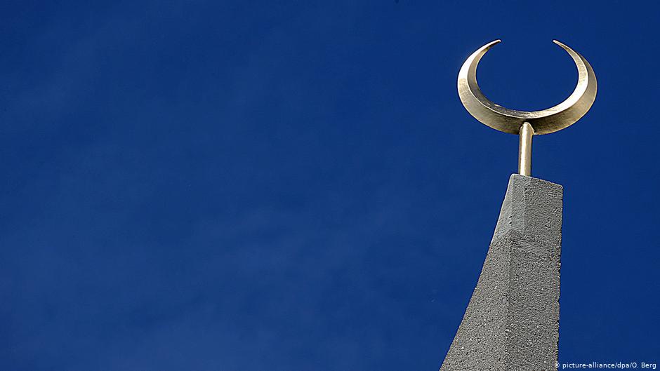  Goldener Halbmond Minarett Zentralmoschee in Köln (picture-alliance/dpa/O. Berg)