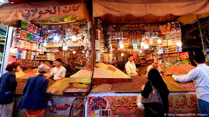 Shopping in Yemen's official capital Sanaa (photo: Getty Images/AFP)