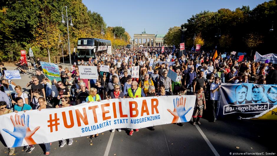  Demonstration gegen Rassismus und Rechtsruck mit dem Motto «Unteilbar» zieht vor dem Brandenburger Tor auf der Straße des 17. Juni Richtung Siegessäule; Foto: Christoph Soeder/dpa