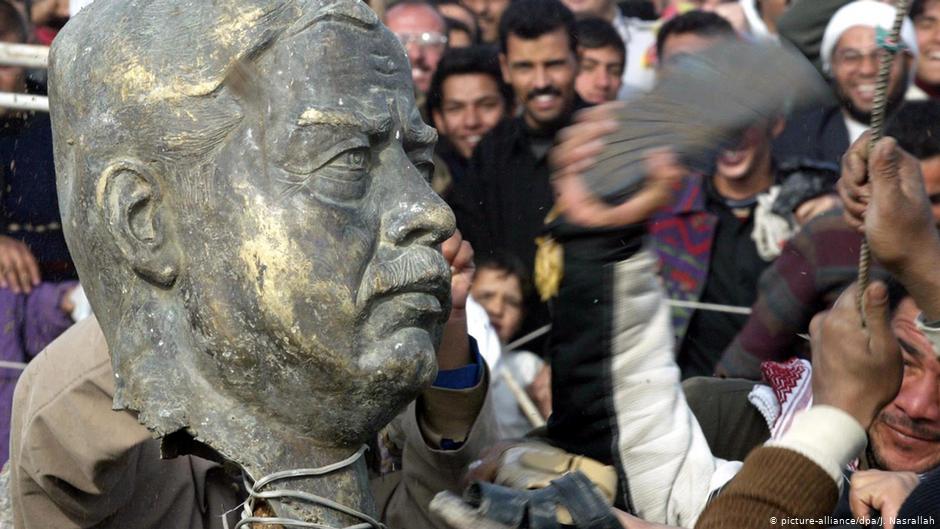 Anwohner in Sadr-City bei Bagdad zerstören eine Statue Saddam Husseins am 26. Dezember 2003; Foto: dpa