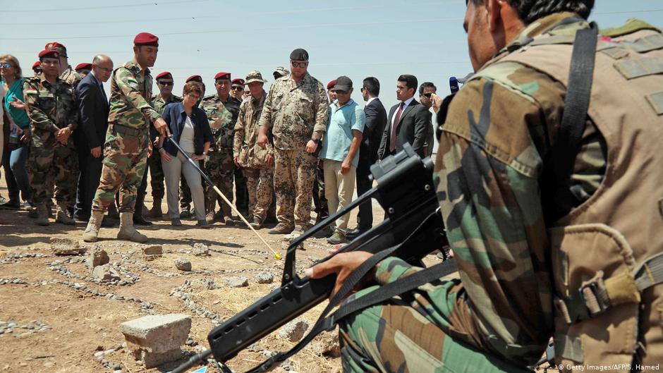 German Defence Minister Annegret Kramp-Karrenbauer visits German officers holding a training session for Iraqi Kurdish Peshmerga forces (Getty Images/AFP/S. Hamed)