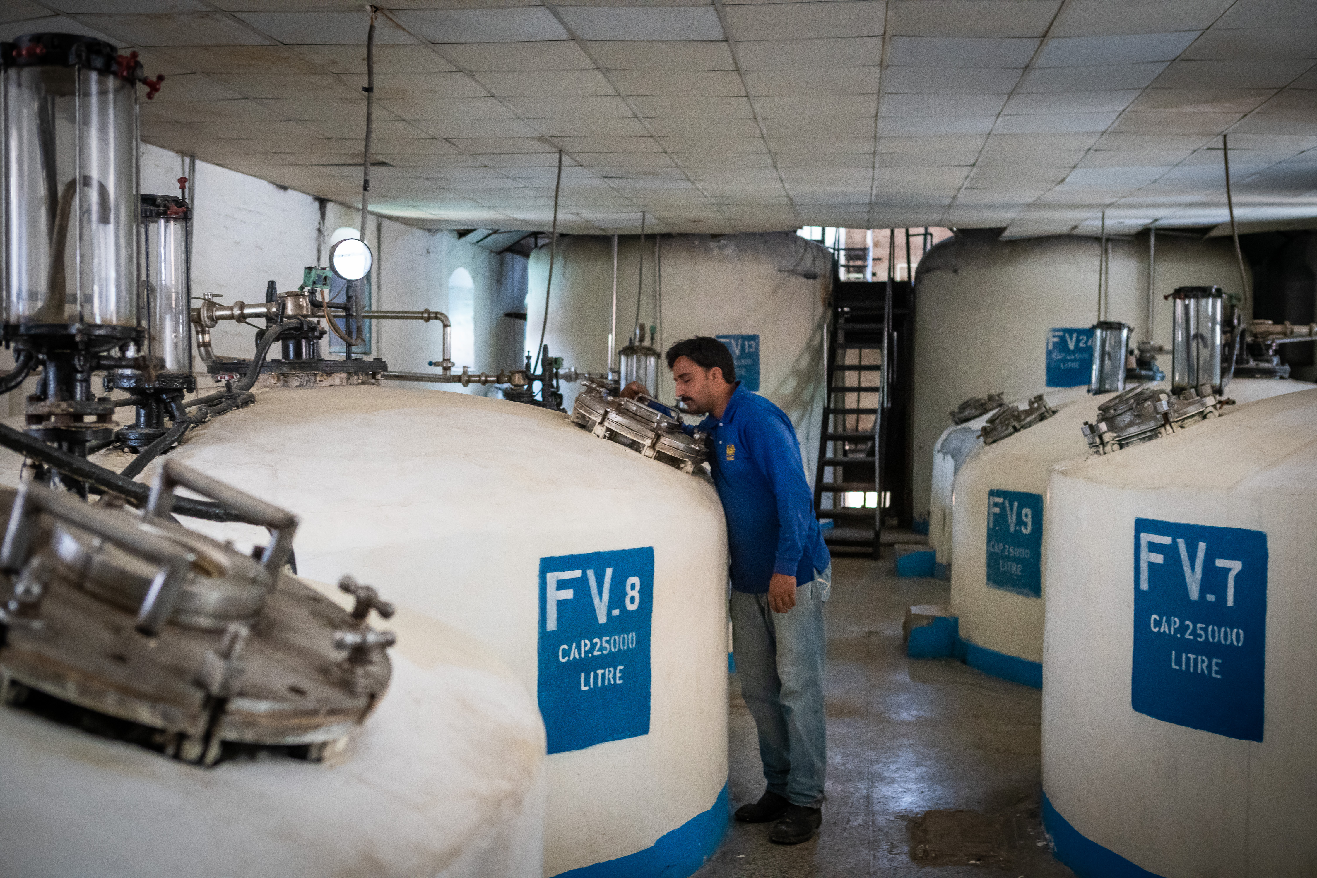 Ein Ingenieur kontrolliert die Brautanks, in denen die alkoholischen Biere in den Anlagen der Brauerei in Rawalpindi hergestellt werden; Foto: Philipp Breu