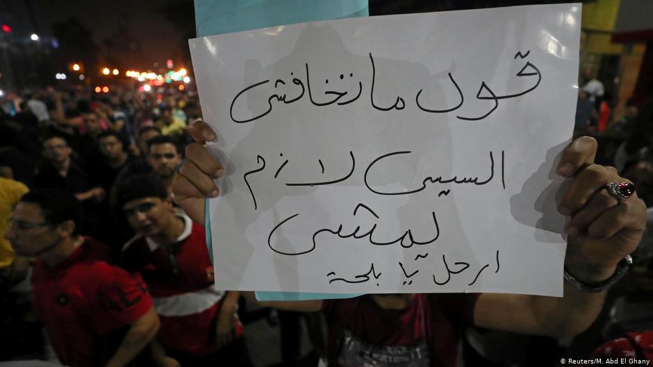 "Don't be scared, Sisi must go!" – Egyptian contractor and actor Mohammed Ali, who lives in exile, called for protests against President Sisi last week. In several videos published on his Facebook page, he accused the president and the Egyptian army of corruption