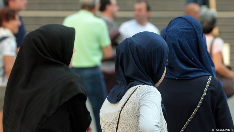 نساء محجبات في مركز مدينة ميونخ. ألمانيا. ; Foto. Imago/Ralph Peters