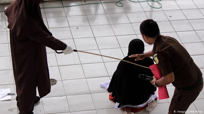 Public caning in Aceh province, Indonesia (photo: Imago/ZUMA Press)