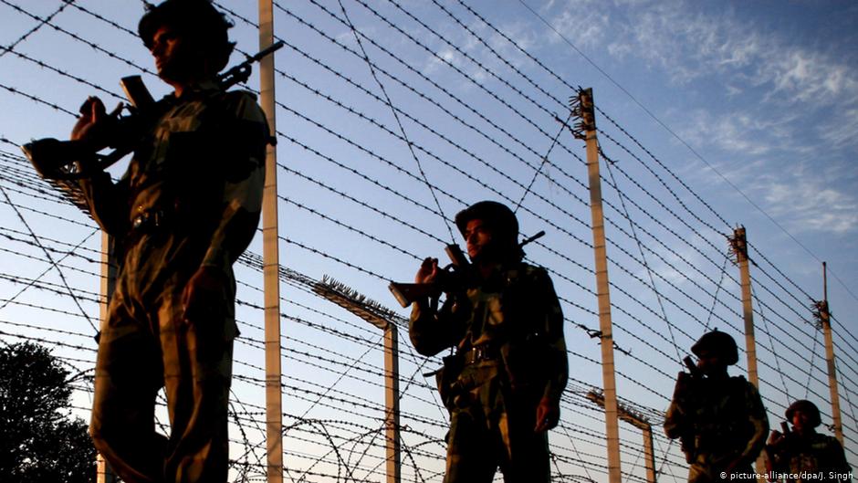 Indian soldiers patrol the border between India and Pakistan (photo: picture-alliance/dpa)