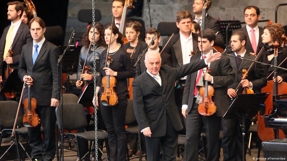 Das West-Eastern Divan Orchestra unter der Leitung von Daniel Barenboim; Foto: picture-alliance/dpa