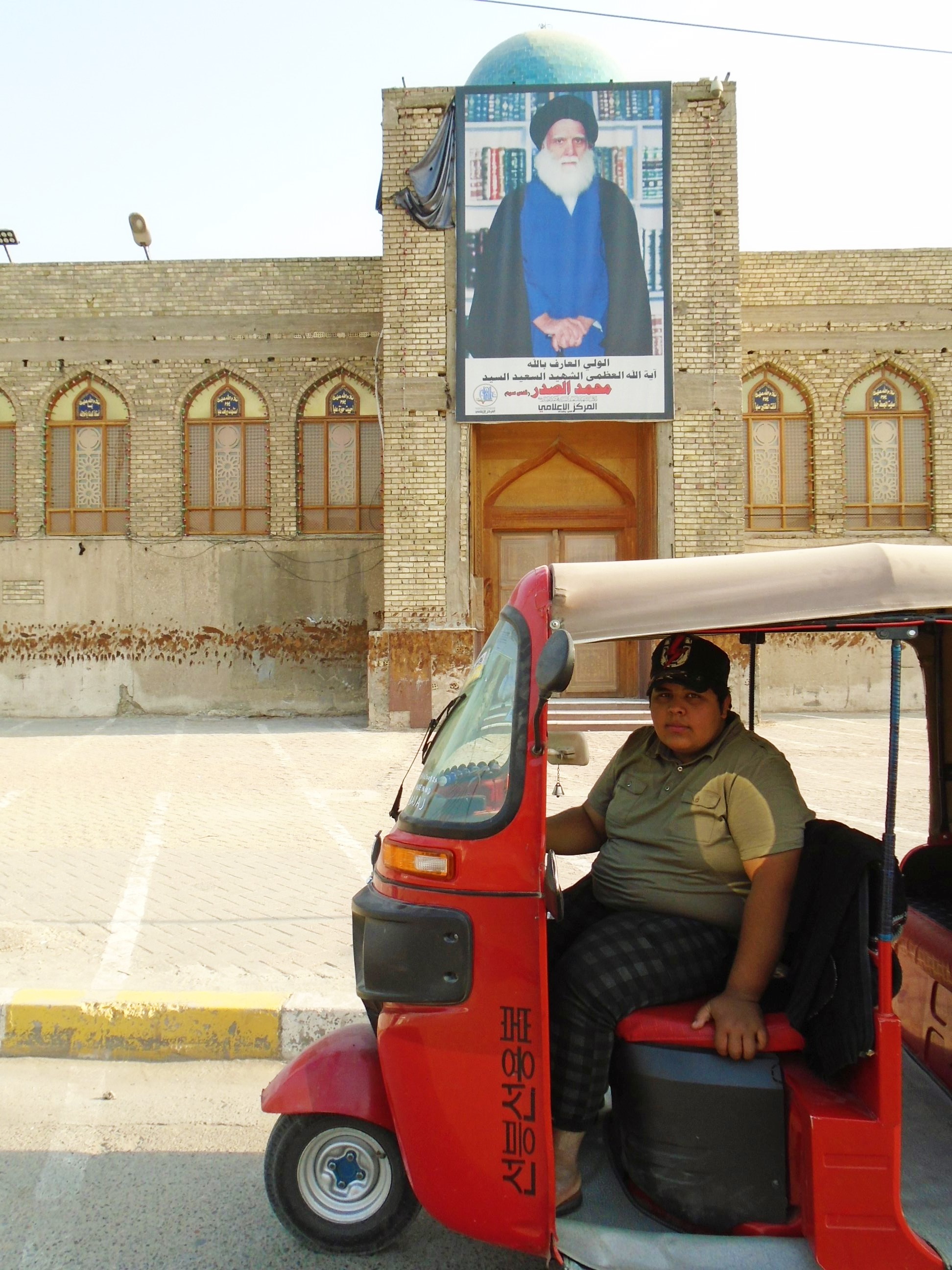 Hussein in seinem feuerroten Tuk-Tuk in Sadr City; Foto: Birgit Svensson