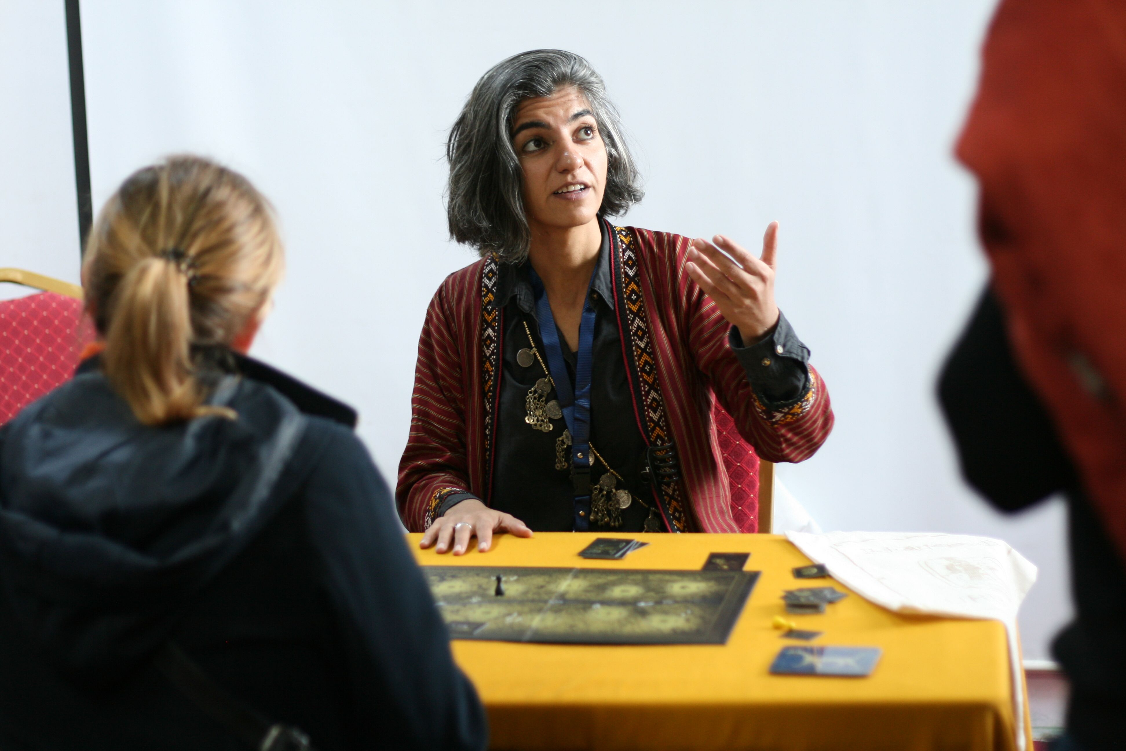 Brücke zum gemeinsamen historischen Erbe: Die irakische Künstlerin und Archäologin Lanah Haddad stellt in Erbil das Brettspiel "The Assyrian Empire" vor; Foto: Christopher Resch