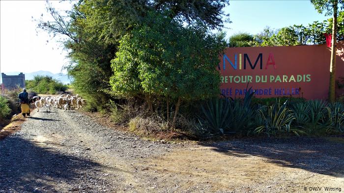 Morocco: ANIMA Garden sign next to a dirt track (photo: DW/V. Witting)