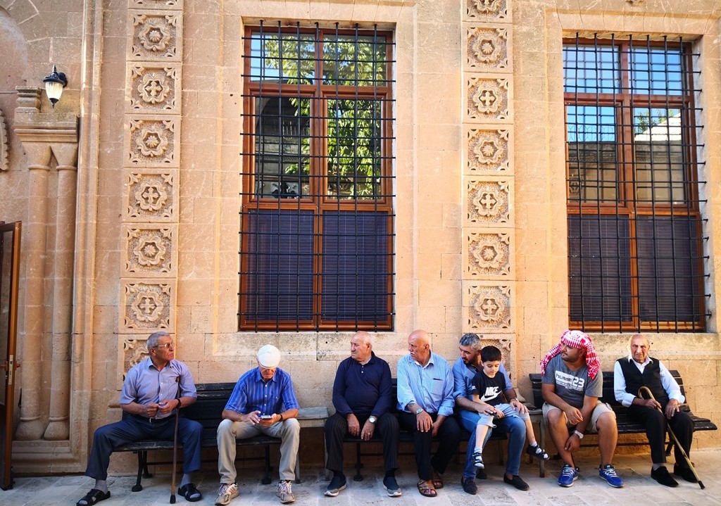 Menschen vor der Mor Barsarmo Kirche von Midyat; Foto: Marian Brehmer