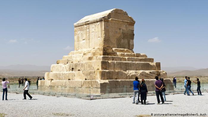 Ruins of Pasargadae, tomb of Cyrus II (photo: picture-alliance/imageBroker/S. Auth)