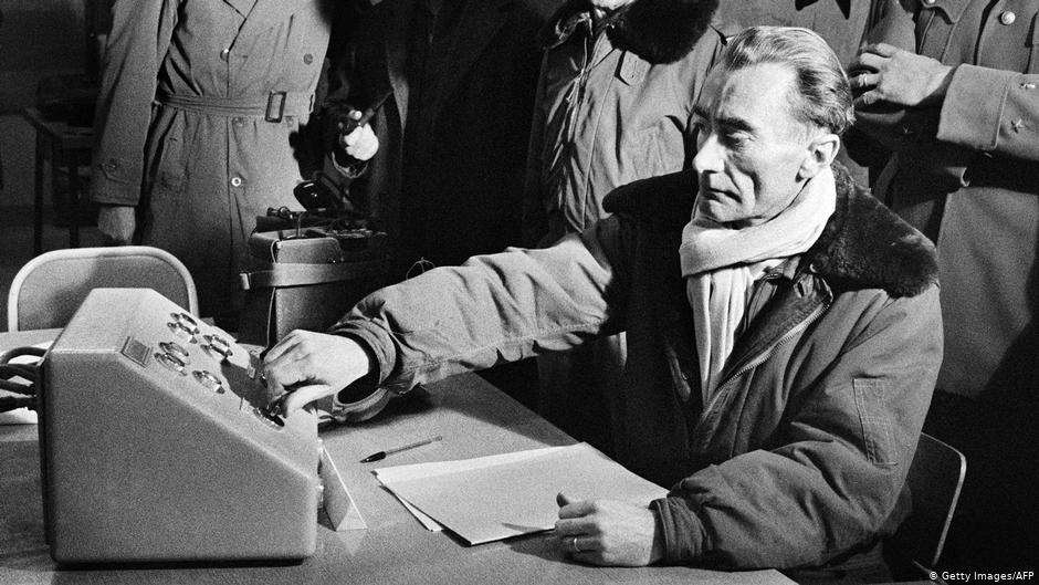 General Jean Thiry presse the button that triggered the explosion of the third atomic bomb test in the Sahara (photo: Getty Images/AFP)