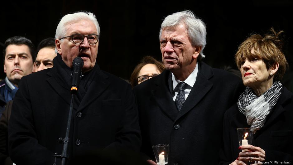 Bundespräsident Frank-Walter-Steinmeier (l.) während einer Trauerkundgebung in Hanau nach dem Attentat von Tobias Rathjen; Foto: Reuters 