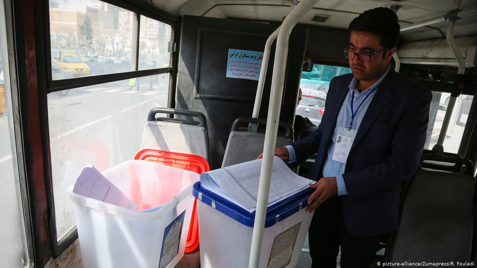 Ballot box transport in Tehran (photo: picture-alliance/Zumapress)