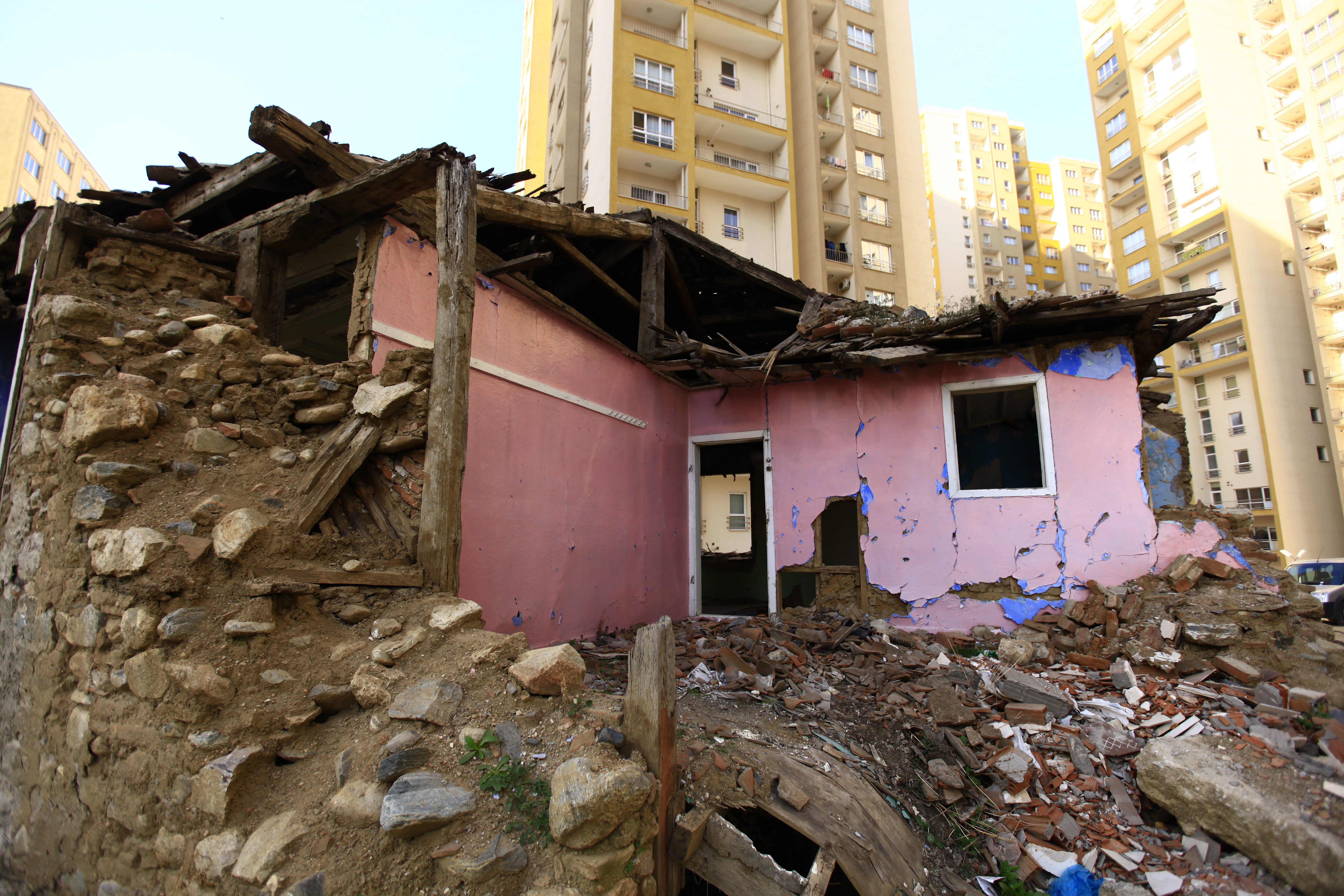 Demolishing an old neighbourhood in Istanbul (photo: Huseyin Narin)