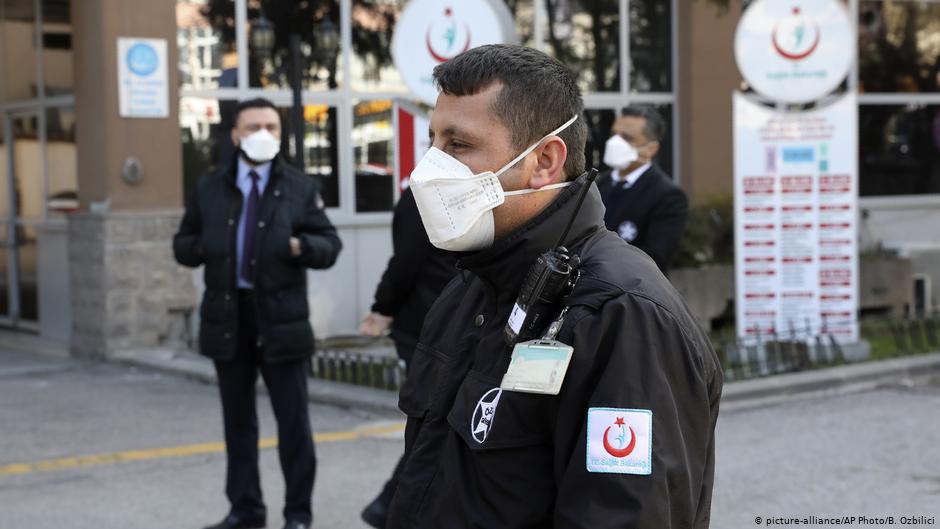 Employees of the Zekai Tahir Burak hospital in Ankara following the announcement of a suspected corona case in the Turkish capital (photo: picture-alliance/AP)