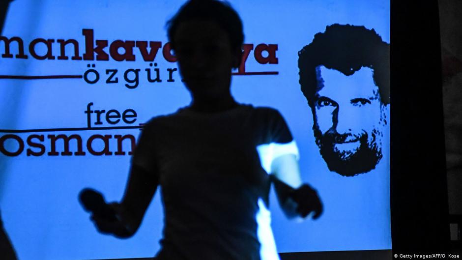 Solidarität mit Osman Kavala - Plakat bei einer Pressekonferenz seiner Anwälte im Oktober 2018; Foto: AFP/Getty Images