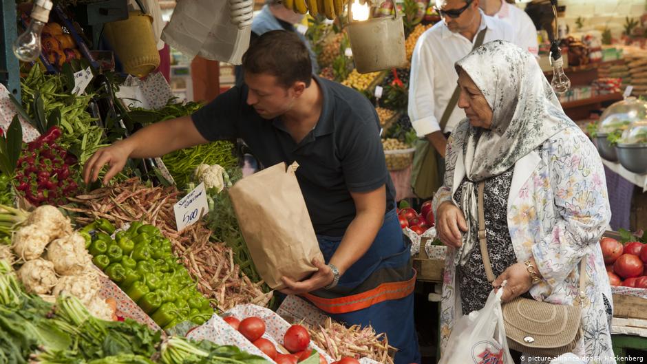 محل فواكه وخضروات في إسطنبول - تركيا.