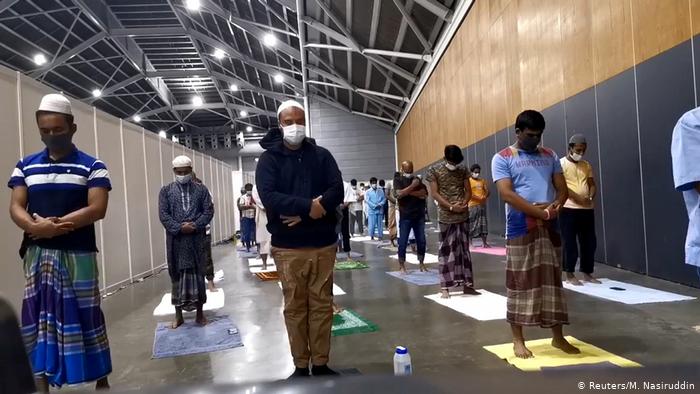 Ramadan in Singapore - prayers in an exhibition centre (photo: Reuters/M. Nasiruddin)