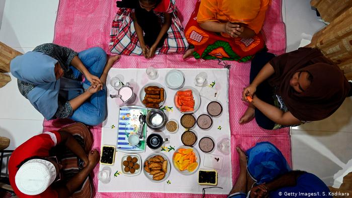 Sri Lanka - Fastenbrechen trotz Virus: Nach mitteleuropäischen Kriterien wäre das Treffen dieser Familie in Malwana auf Sri Lanka nicht im Sinne der Corona-Bekämpfung. Auf Abstand achtet man hier nicht, aber auf das Ritual beim Fastenbrechen im Ramadan. Das Tuch reich gedeckt, ein letztes gemeinsames Gebet - und dann wird verzehrt, was die Familie gemeinsam mitgebracht hat. 