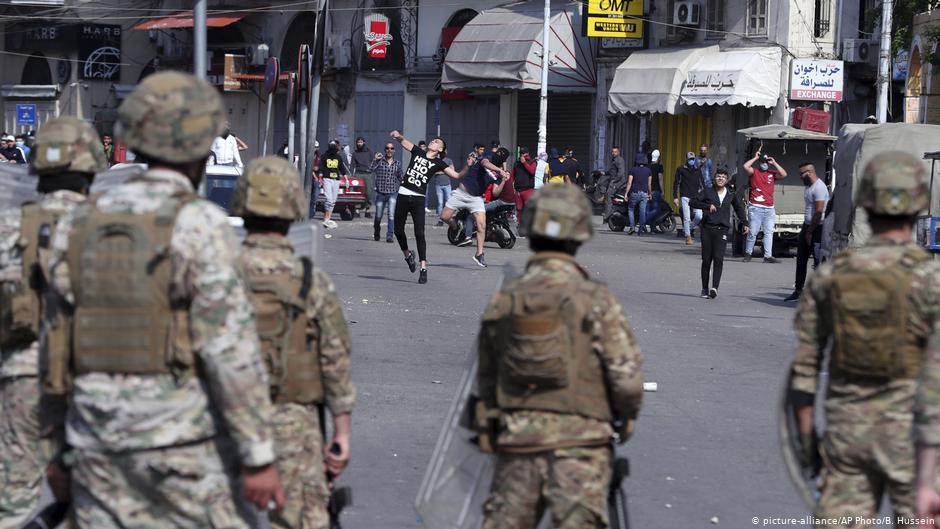 Anti-government protests in Tripoli on 28.04.2020 (photo: picture-alliance/AP)