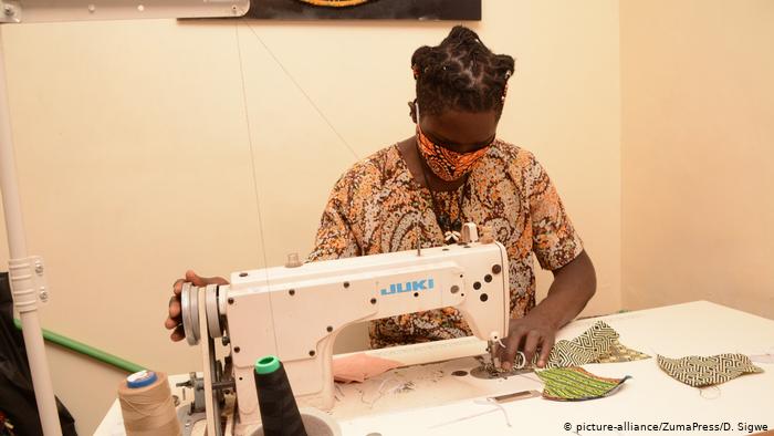 David Ochieng, founder of Lookslike Avido fashion line makes reusable masks at his office in Kibera, Kenya (photo: picture-alliance/ZumaPress/D. Sigwe)