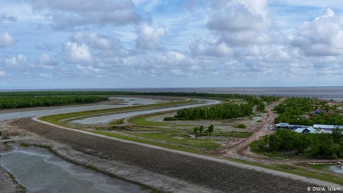 Protected by an embankment: the government has erected a 13-kilometre-long and 3-metre-high embankment to protect the island from high tides and floods. Still, local shopkeepers say that the outer part of the embankment is submerged by 3 to 4 feet during the high tides that occur twice a month