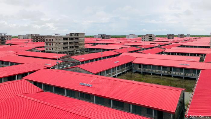 Identical buildings: the Bangladeshi government has erected 1,440 single-storey buildings, with 16 rooms in each, to house the Rohingya refugees. At least four members of a family have to live in a small room. 120 four-storey shelter houses are also available, to be used during cyclones