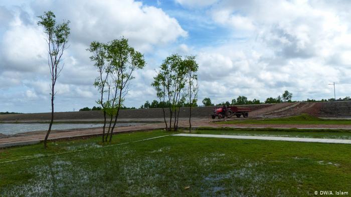 Is the island uninhabitable? While some experts say the island is still very fragile and uninhabitable, climate change specialist Ainun Nishat is of the opinion that people can live here if the embankment is heightened to 6.5 to 7 metres. However, he doesn't think that farming is possible on the island