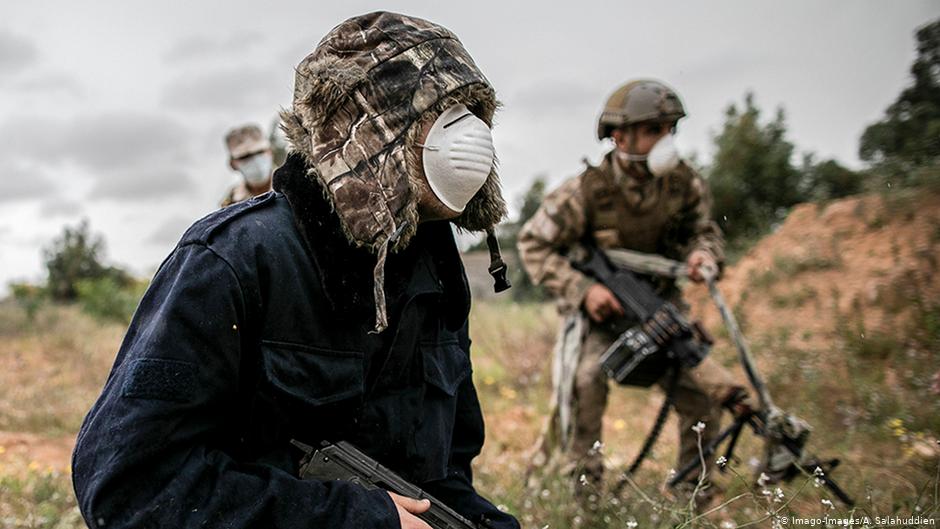  مقاتلون تابعون لِـ "الجيش الوطني الليبي" مرتدون الأقنعة - ليبيا. (photo: Imago-Images/A. Salahuddien)