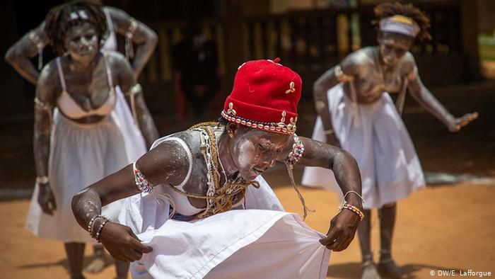 Young girls dance with their bodies coated in kaolin in Aniansue, Ivory Coast (photo: DW/E. Lafforgue)