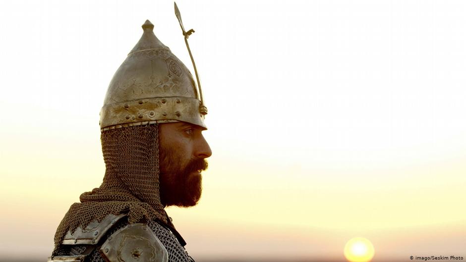 A Turkish janissary in front of the setting sun (photo: imago/Seskim Photo)